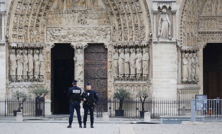 Pet žena planiralo napad autobombom pored Notre-Damea, odabrale krivo gorivo